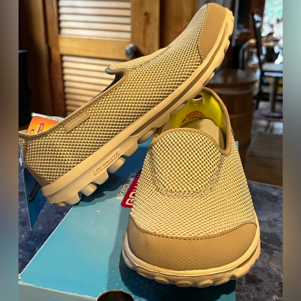 Skechers GoWalk Rival Memory Foam Sneakers Size 9 NWT